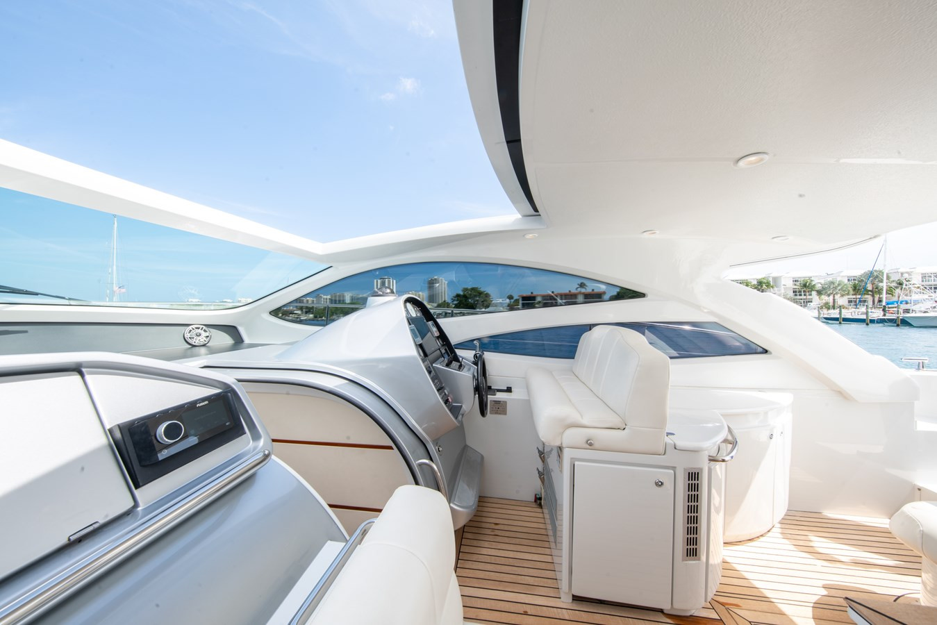 https://arconyachts.ams3.digitaloceanspaces.com/136048/conversions/large_3189044-optimize.jpg