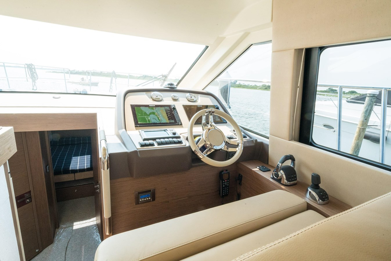 https://arconyachts.ams3.digitaloceanspaces.com/136107/conversions/large_3337132-optimize.jpg
