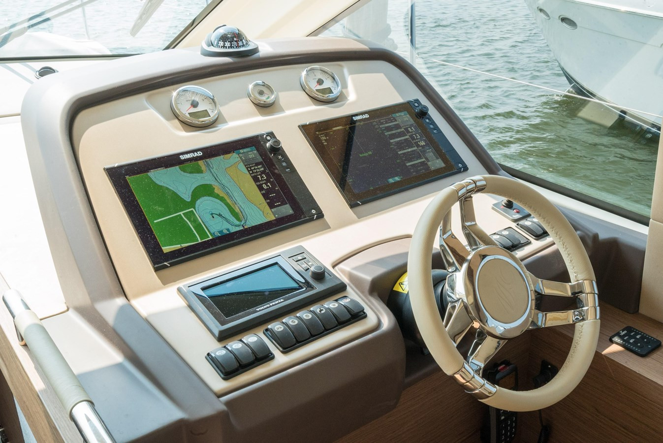https://arconyachts.ams3.digitaloceanspaces.com/136110/conversions/large_3337133-optimize.jpg