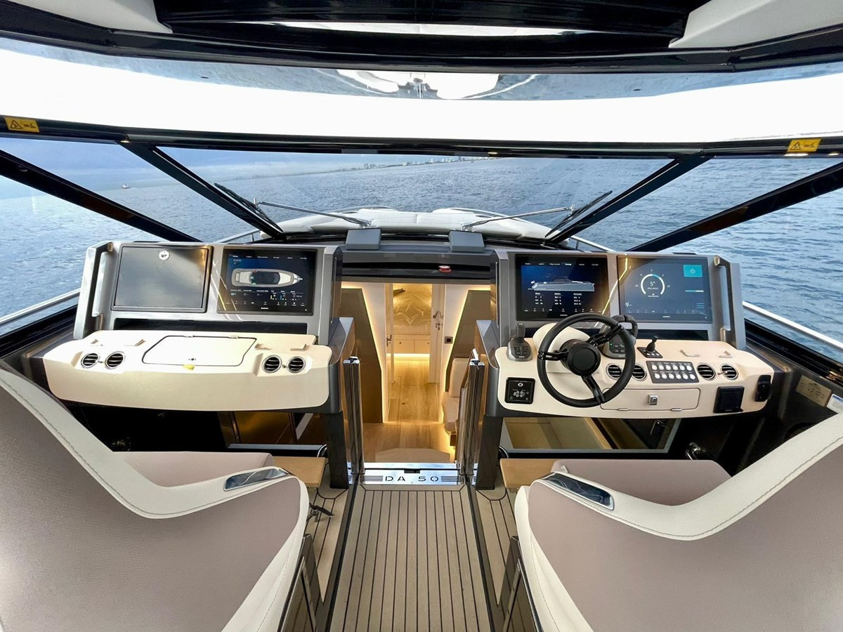 https://arconyachts.ams3.digitaloceanspaces.com/137067/conversions/large_4081896-optimize.jpg