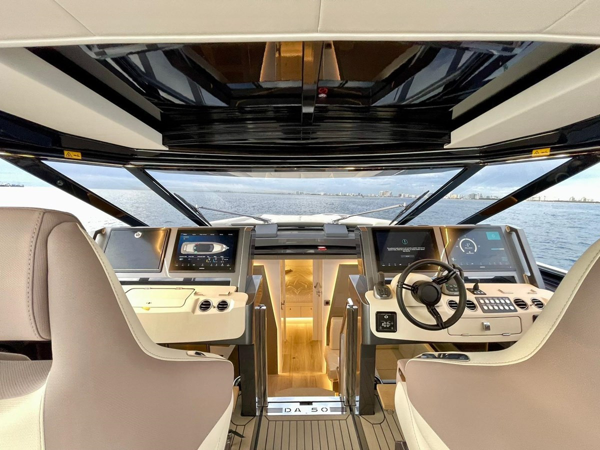 https://arconyachts.ams3.digitaloceanspaces.com/137070/conversions/large_4081897-optimize.jpg