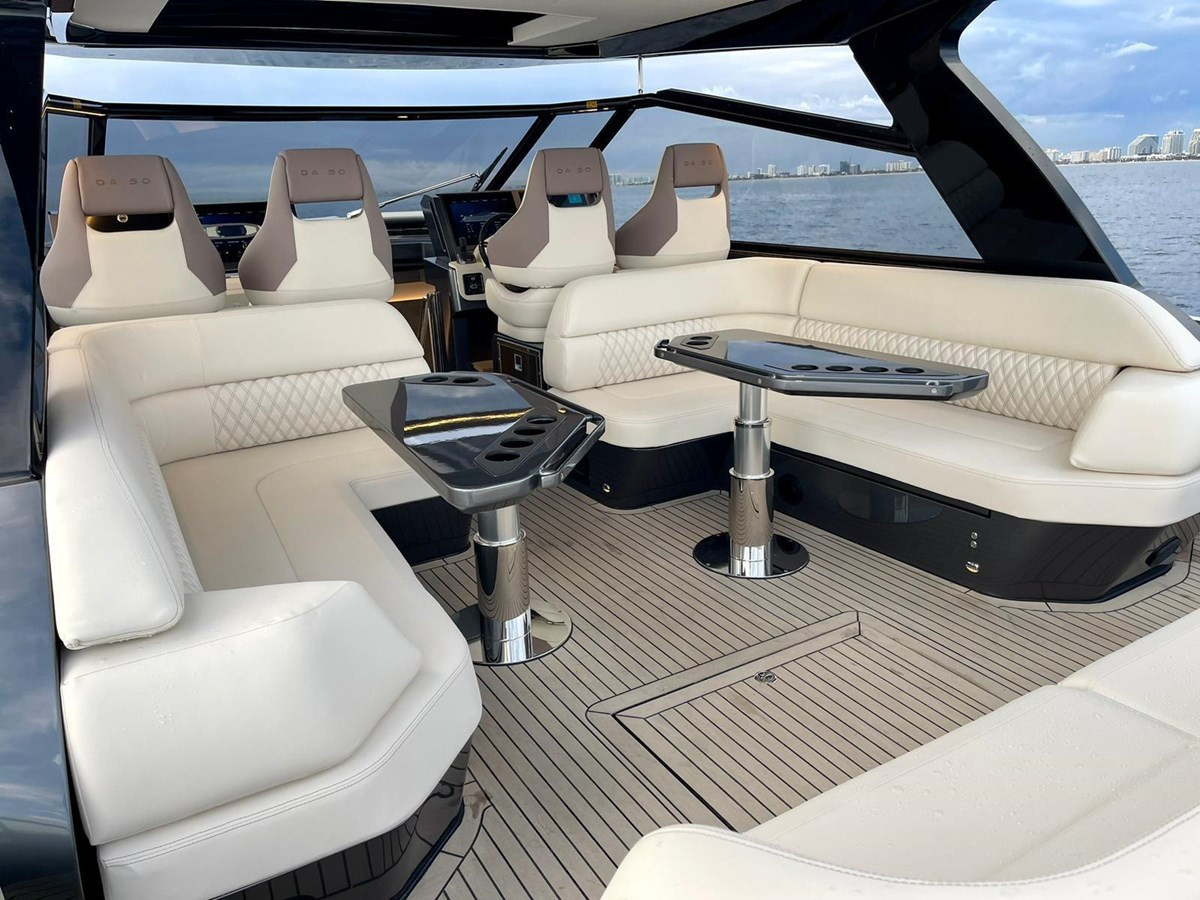https://arconyachts.ams3.digitaloceanspaces.com/137098/conversions/large_4081912-optimize.jpg