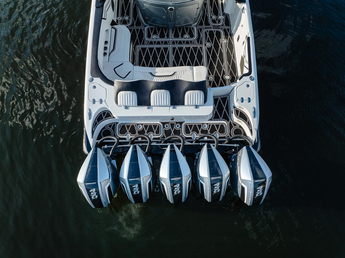 https://arconyachts.ams3.digitaloceanspaces.com/137604/conversions/large_4241808-optimize.jpg