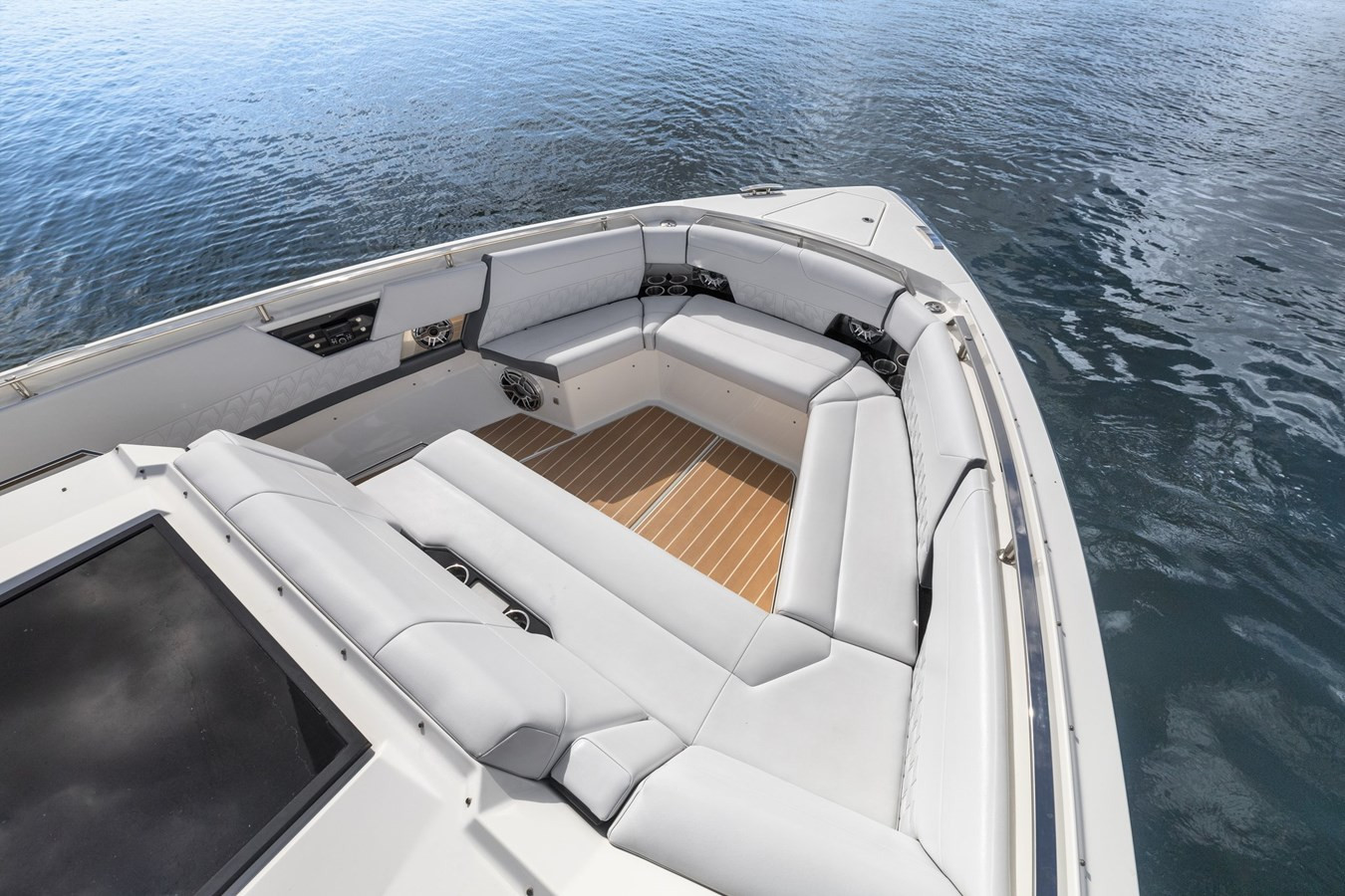 https://arconyachts.ams3.digitaloceanspaces.com/137724/conversions/large_4296309-optimize.jpg