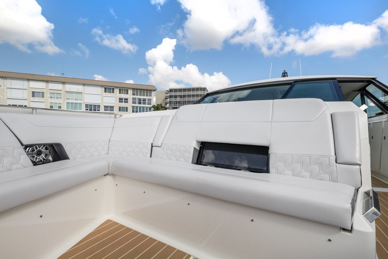 https://arconyachts.ams3.digitaloceanspaces.com/137736/conversions/large_4296313-optimize.jpg