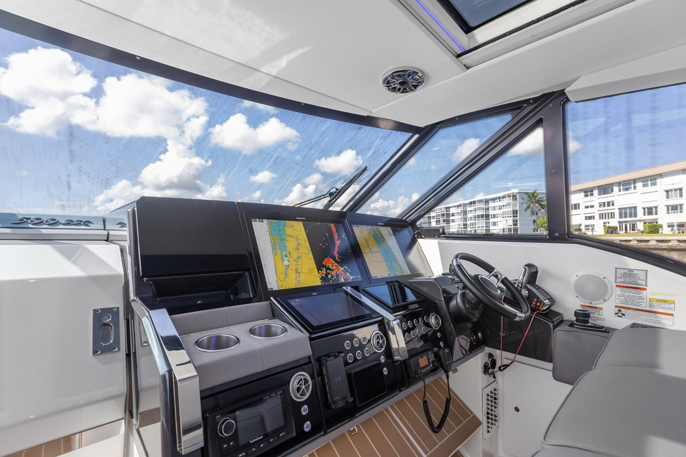 https://arconyachts.ams3.digitaloceanspaces.com/137753/conversions/large_4296319-optimize.jpg
