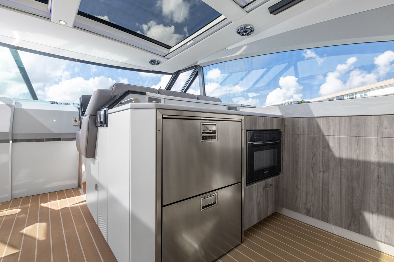 https://arconyachts.ams3.digitaloceanspaces.com/137774/conversions/large_4296326-optimize.jpg