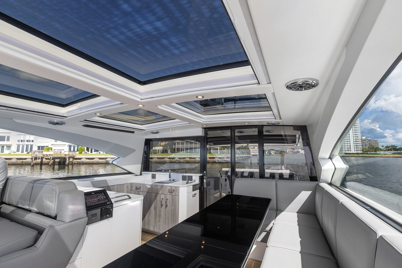 https://arconyachts.ams3.digitaloceanspaces.com/137791/conversions/large_4296331-optimize.jpg