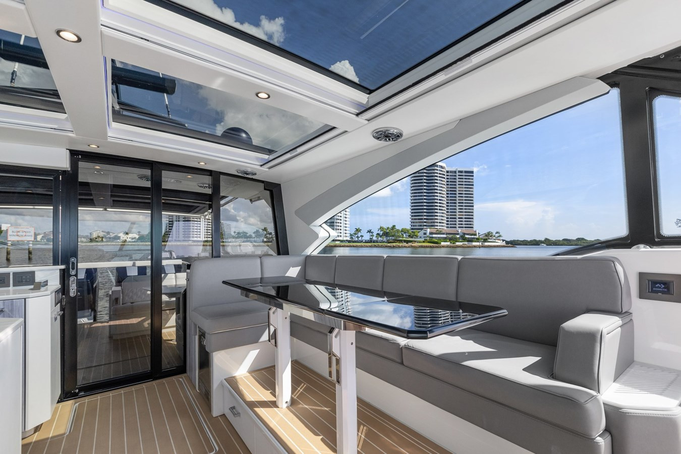 https://arconyachts.ams3.digitaloceanspaces.com/137794/conversions/large_4296332-optimize.jpg