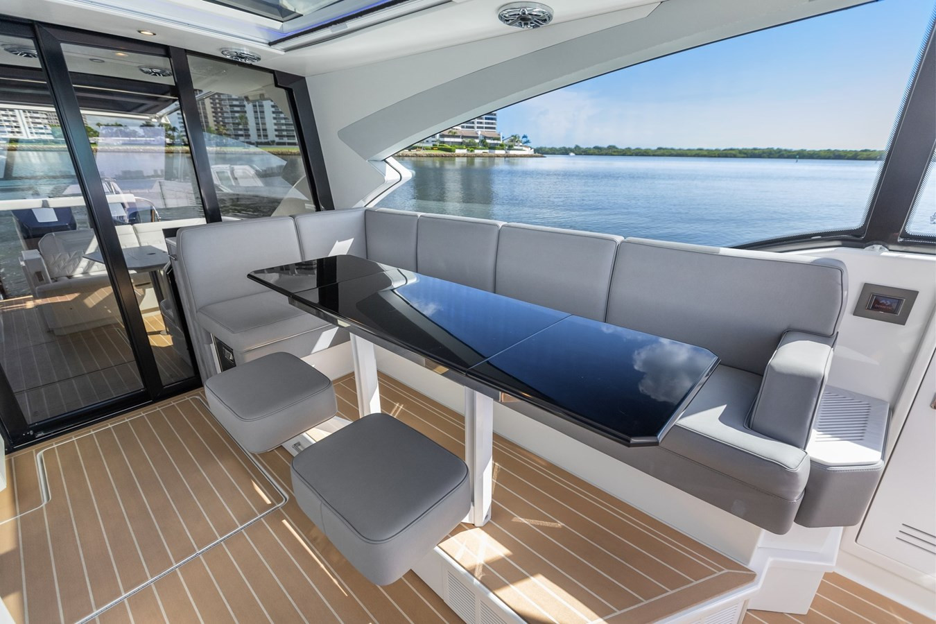 https://arconyachts.ams3.digitaloceanspaces.com/137801/conversions/large_4296334-optimize.jpg