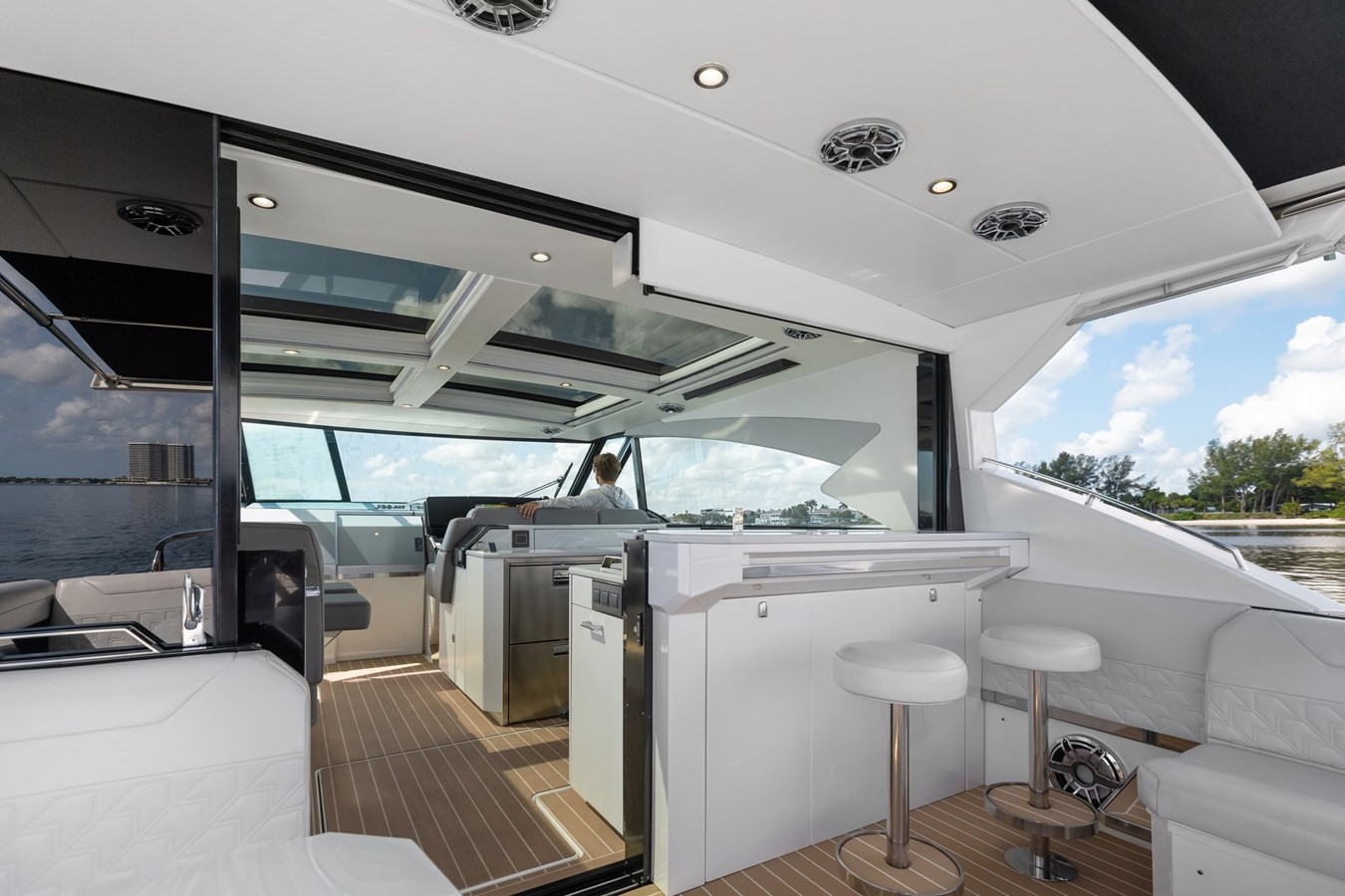 https://arconyachts.ams3.digitaloceanspaces.com/137813/conversions/large_4296338-optimize.jpg