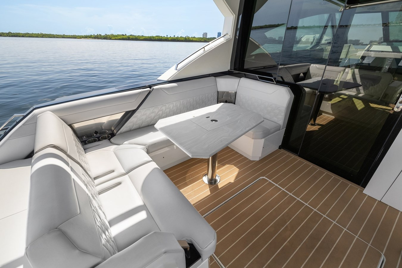 https://arconyachts.ams3.digitaloceanspaces.com/137823/conversions/large_4296341-optimize.jpg