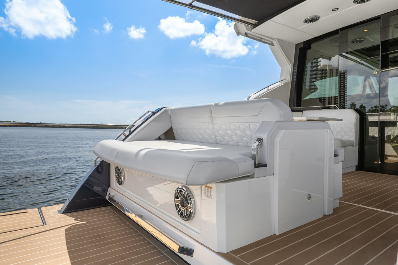 https://arconyachts.ams3.digitaloceanspaces.com/137837/conversions/large_4296346-optimize.jpg