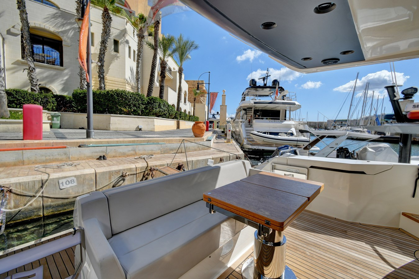 https://arconyachts.ams3.digitaloceanspaces.com/137925/conversions/large_4829763-optimize.jpg