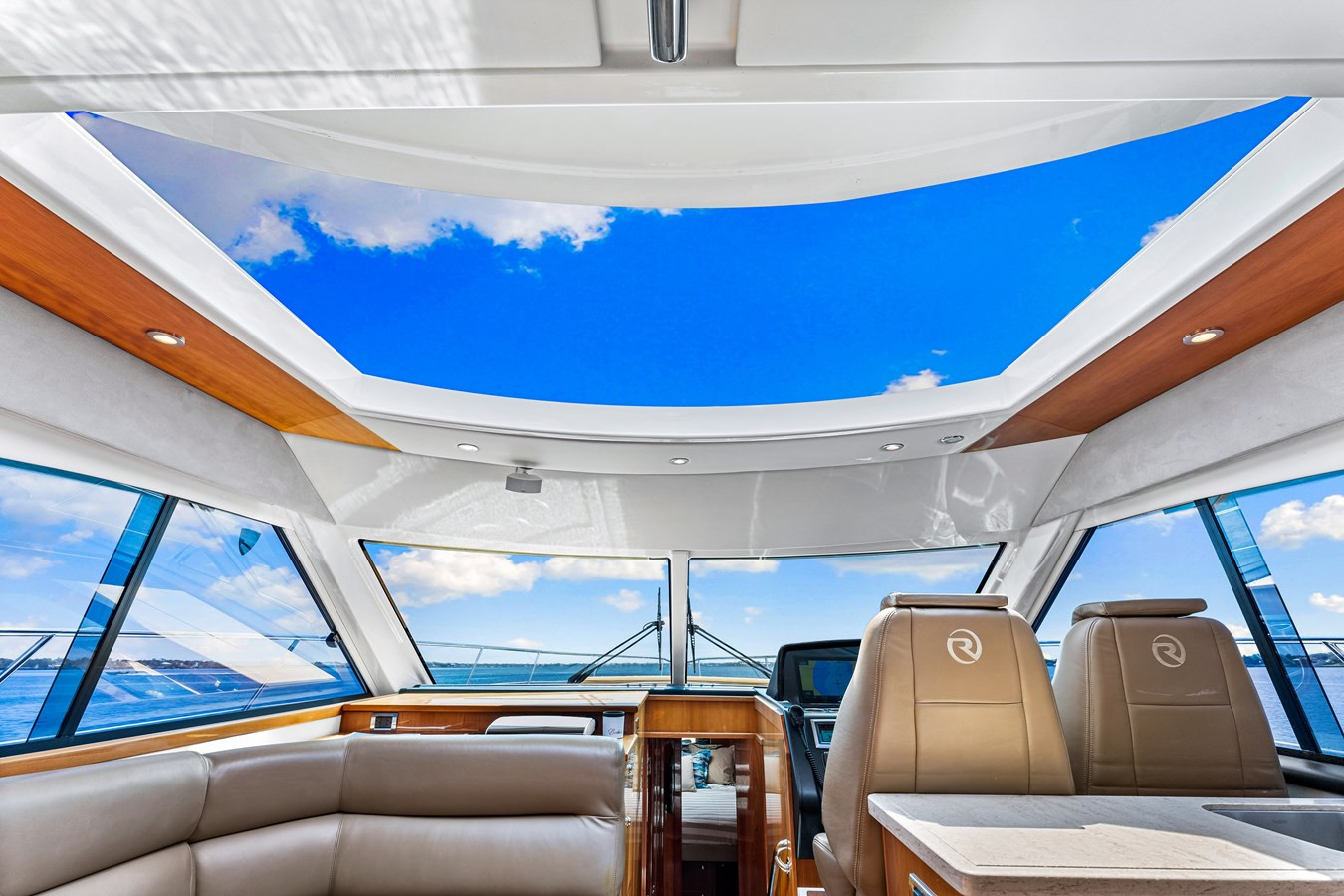 https://arconyachts.ams3.digitaloceanspaces.com/138215/conversions/large_4564367-optimize.jpg