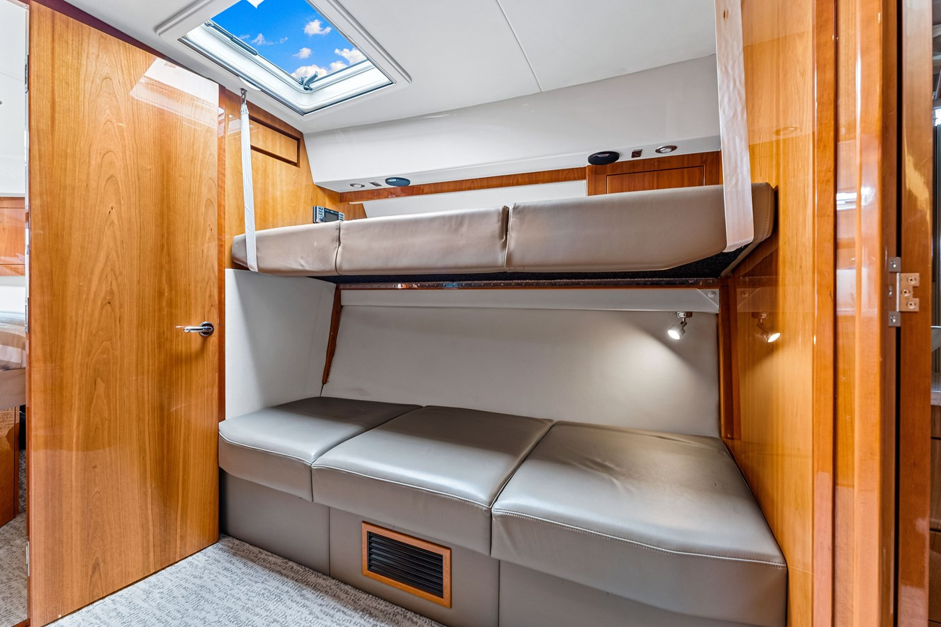 https://arconyachts.ams3.digitaloceanspaces.com/138230/conversions/large_4564372-optimize.jpg
