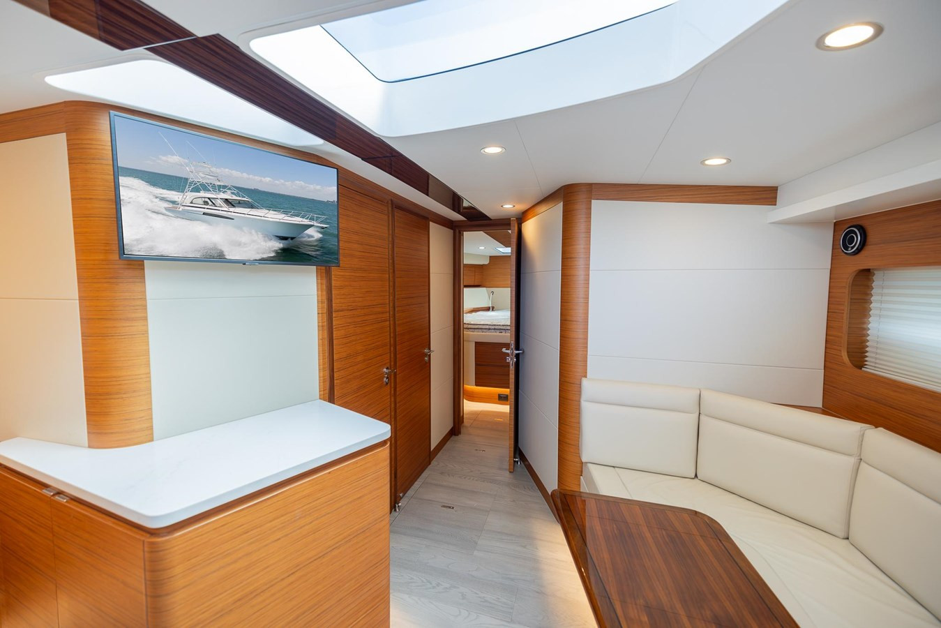 https://arconyachts.ams3.digitaloceanspaces.com/138309/conversions/large_4595973-optimize.jpg
