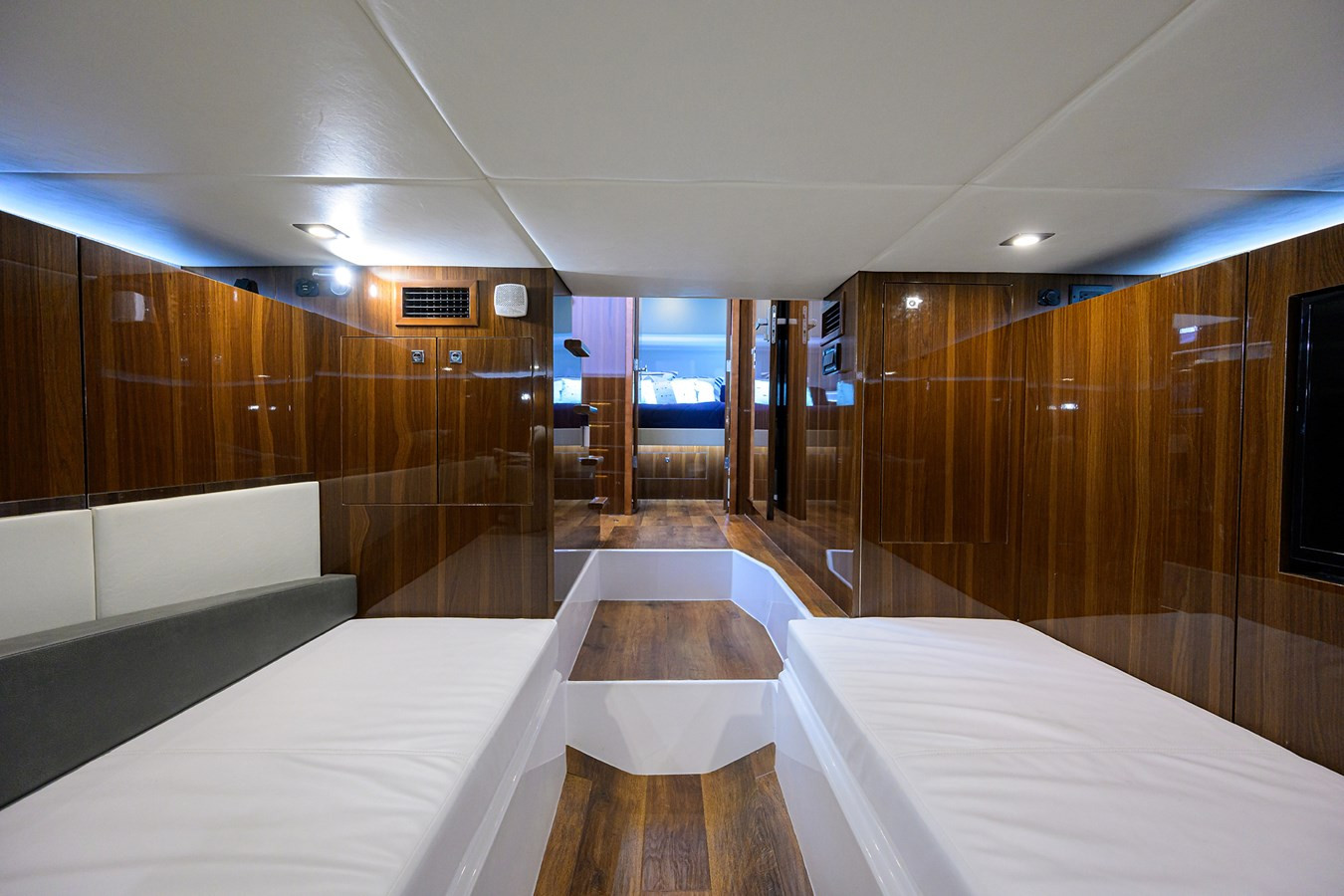 https://arconyachts.ams3.digitaloceanspaces.com/138506/conversions/large_4639161-optimize.jpg