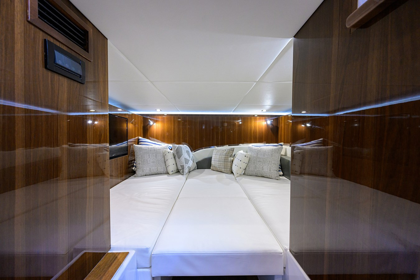https://arconyachts.ams3.digitaloceanspaces.com/138512/conversions/large_4639163-optimize.jpg