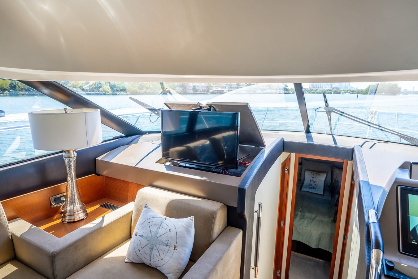 https://arconyachts.ams3.digitaloceanspaces.com/138694/conversions/large_4667343-optimize.jpg