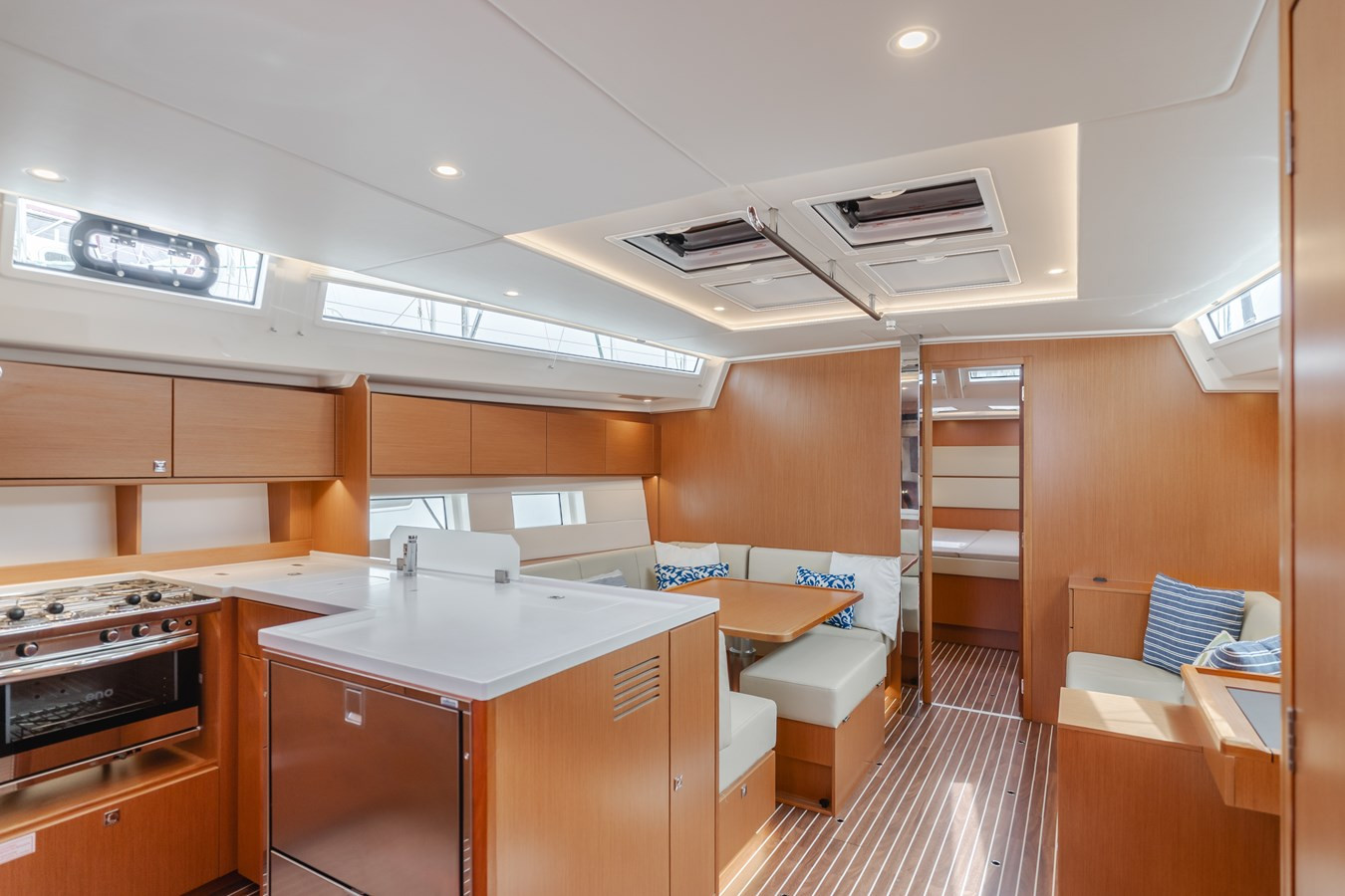 https://arconyachts.ams3.digitaloceanspaces.com/138830/conversions/large_4674383-optimize.jpg