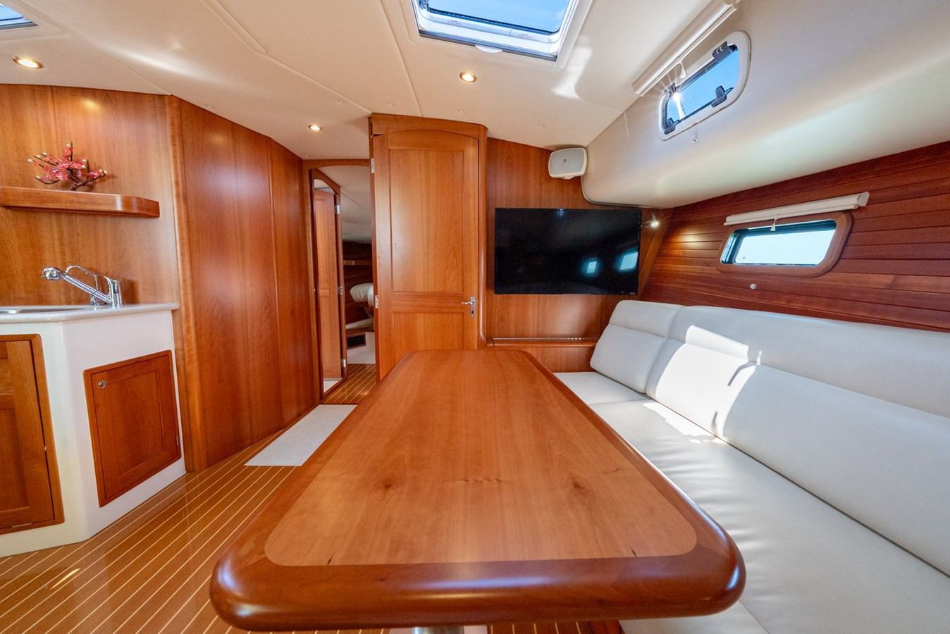 https://arconyachts.ams3.digitaloceanspaces.com/138832/conversions/large_4733554-optimize.jpg