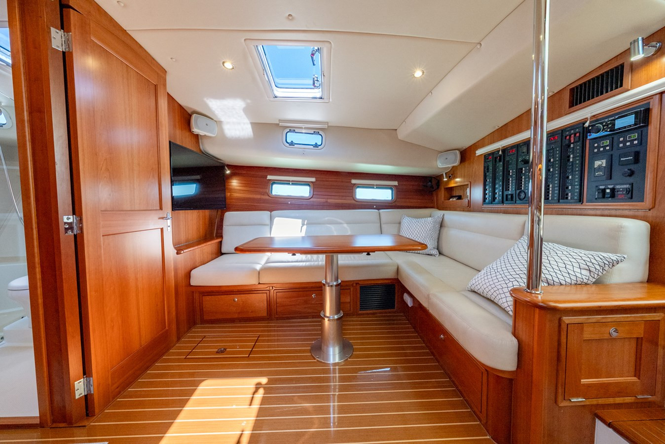 https://arconyachts.ams3.digitaloceanspaces.com/138834/conversions/large_4733555-optimize.jpg