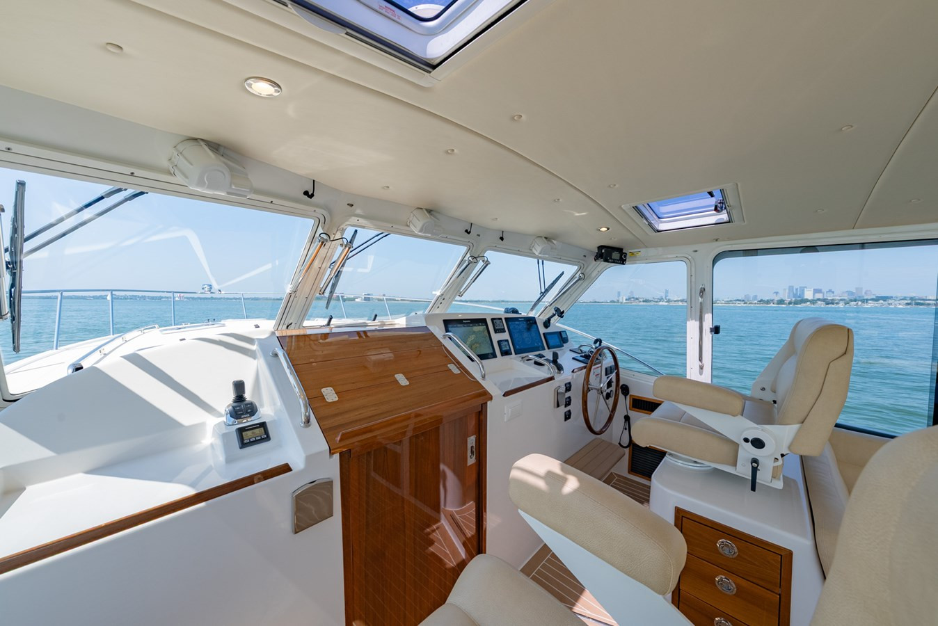 https://arconyachts.ams3.digitaloceanspaces.com/138852/conversions/large_4733561-optimize.jpg