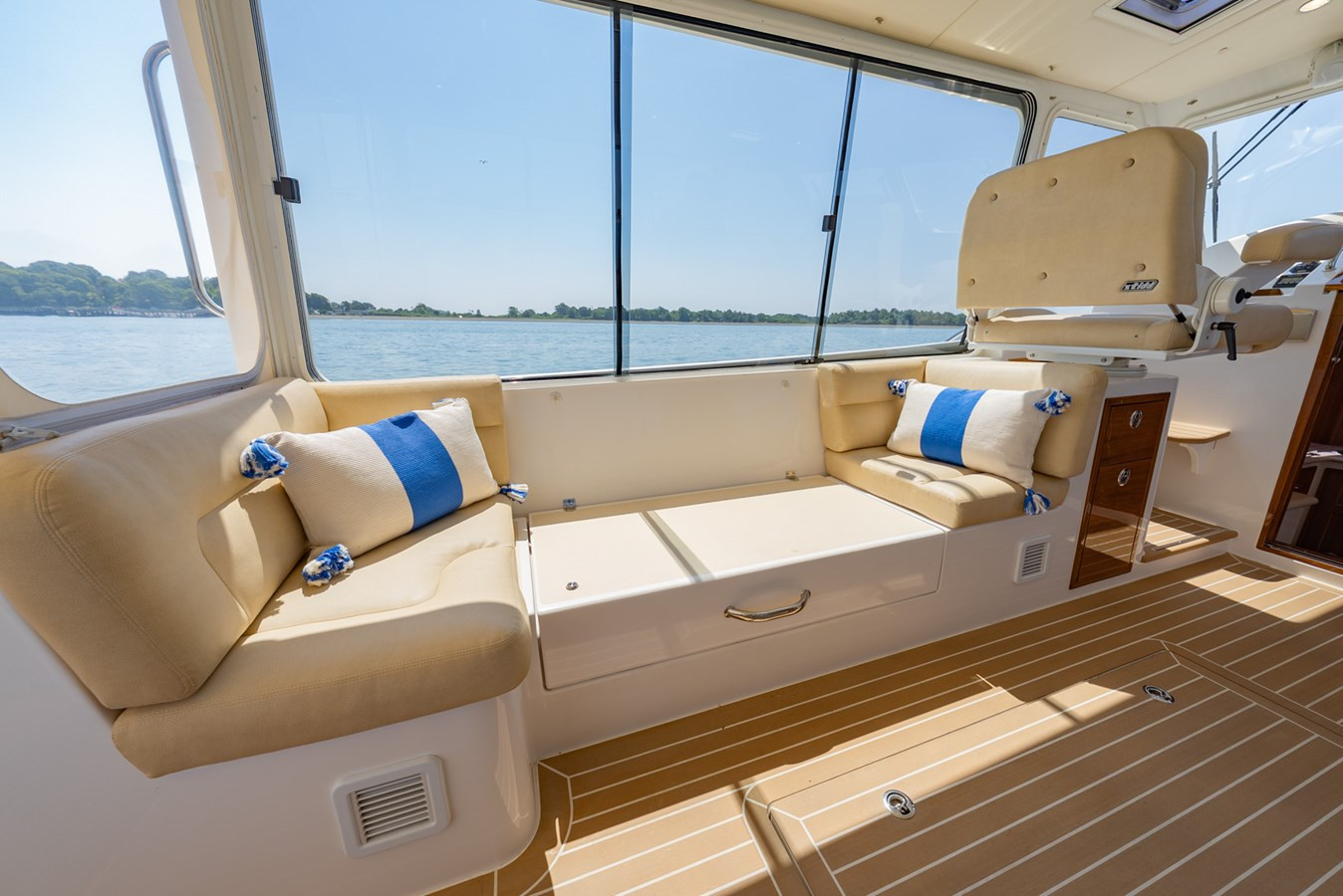 https://arconyachts.ams3.digitaloceanspaces.com/138879/conversions/large_4733570-optimize.jpg