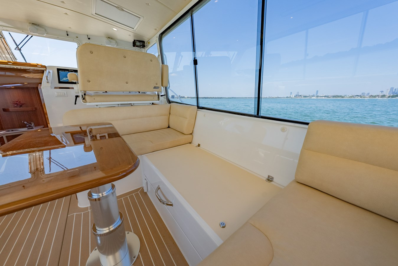 https://arconyachts.ams3.digitaloceanspaces.com/138892/conversions/large_4733574-optimize.jpg