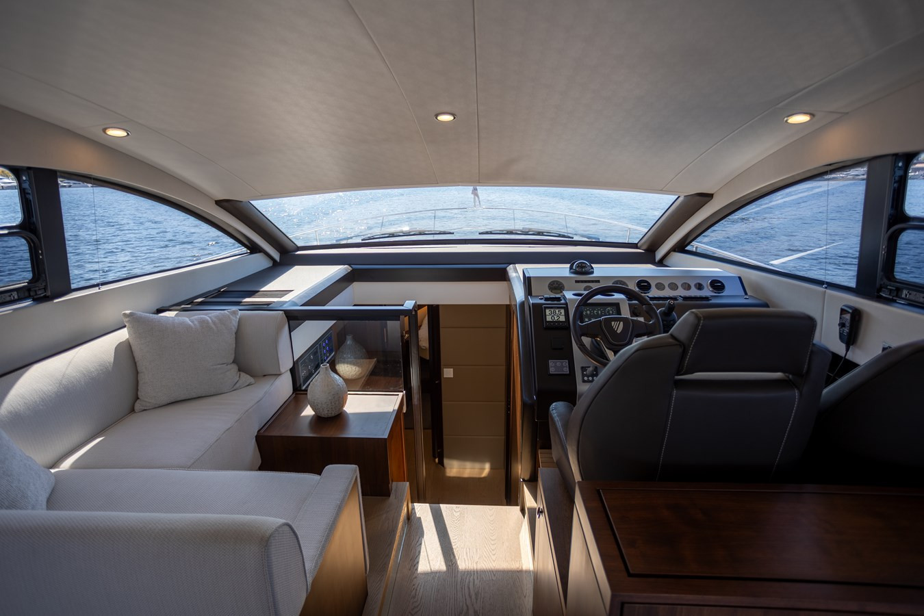 https://arconyachts.ams3.digitaloceanspaces.com/138959/conversions/large_4811435-optimize.jpg