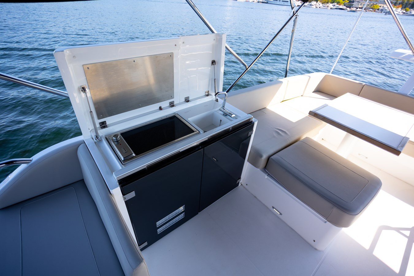 https://arconyachts.ams3.digitaloceanspaces.com/139027/conversions/large_4811459-optimize.jpg