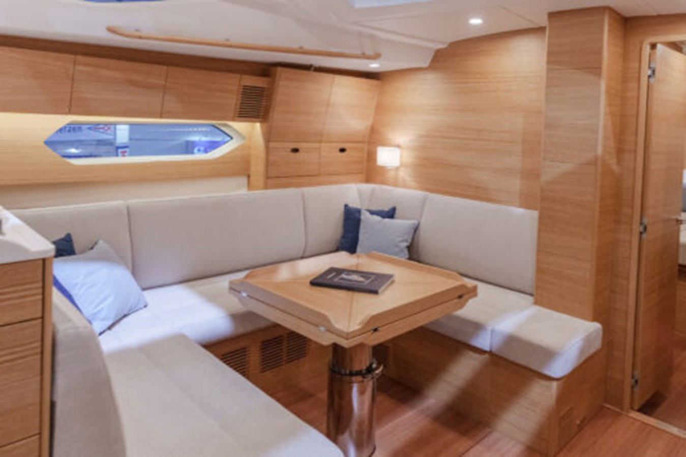 https://arconyachts.ams3.digitaloceanspaces.com/139300/conversions/large_4649420-optimize.jpg