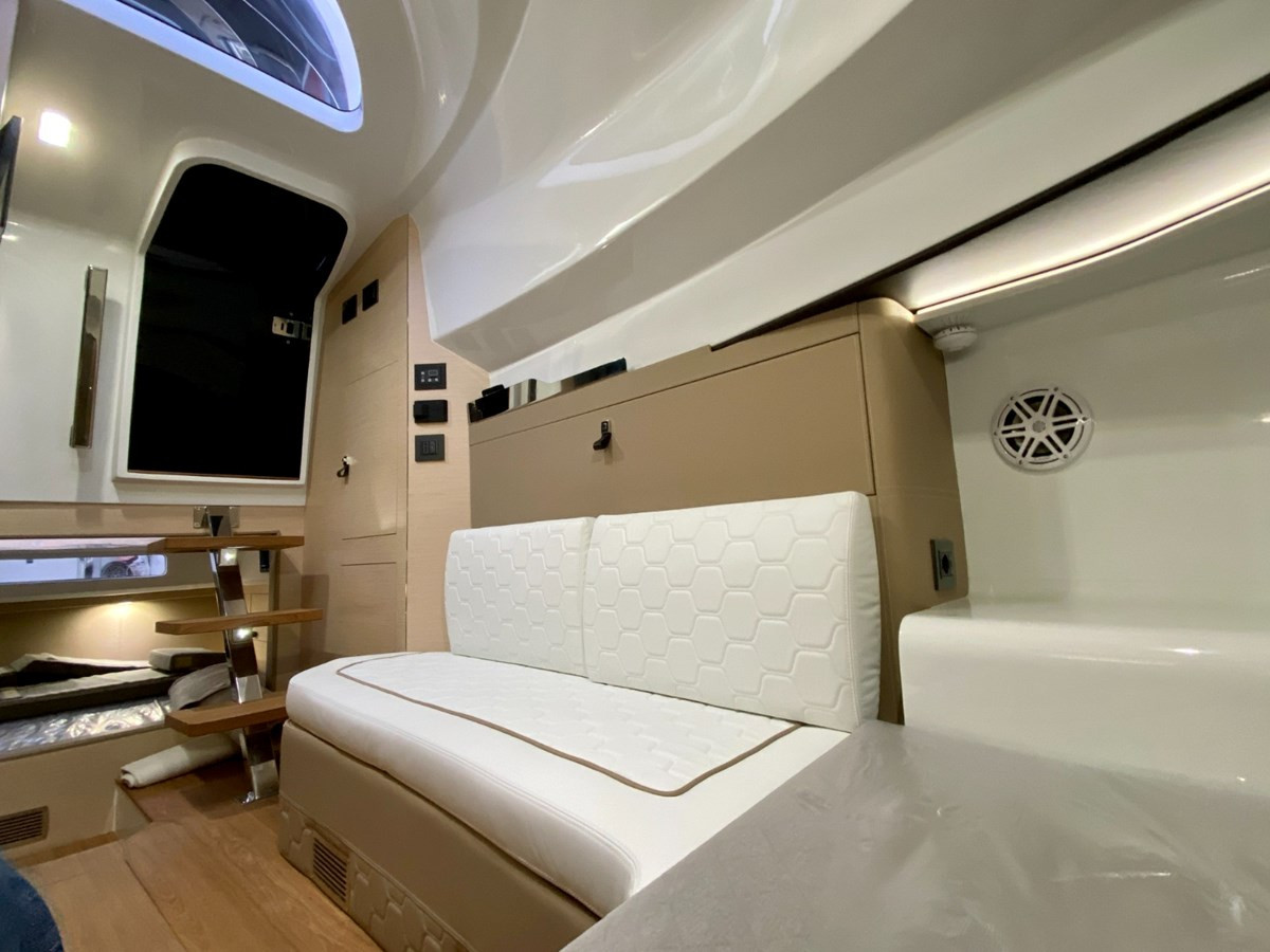 https://arconyachts.ams3.digitaloceanspaces.com/139691/conversions/large_4601805-optimize.jpg
