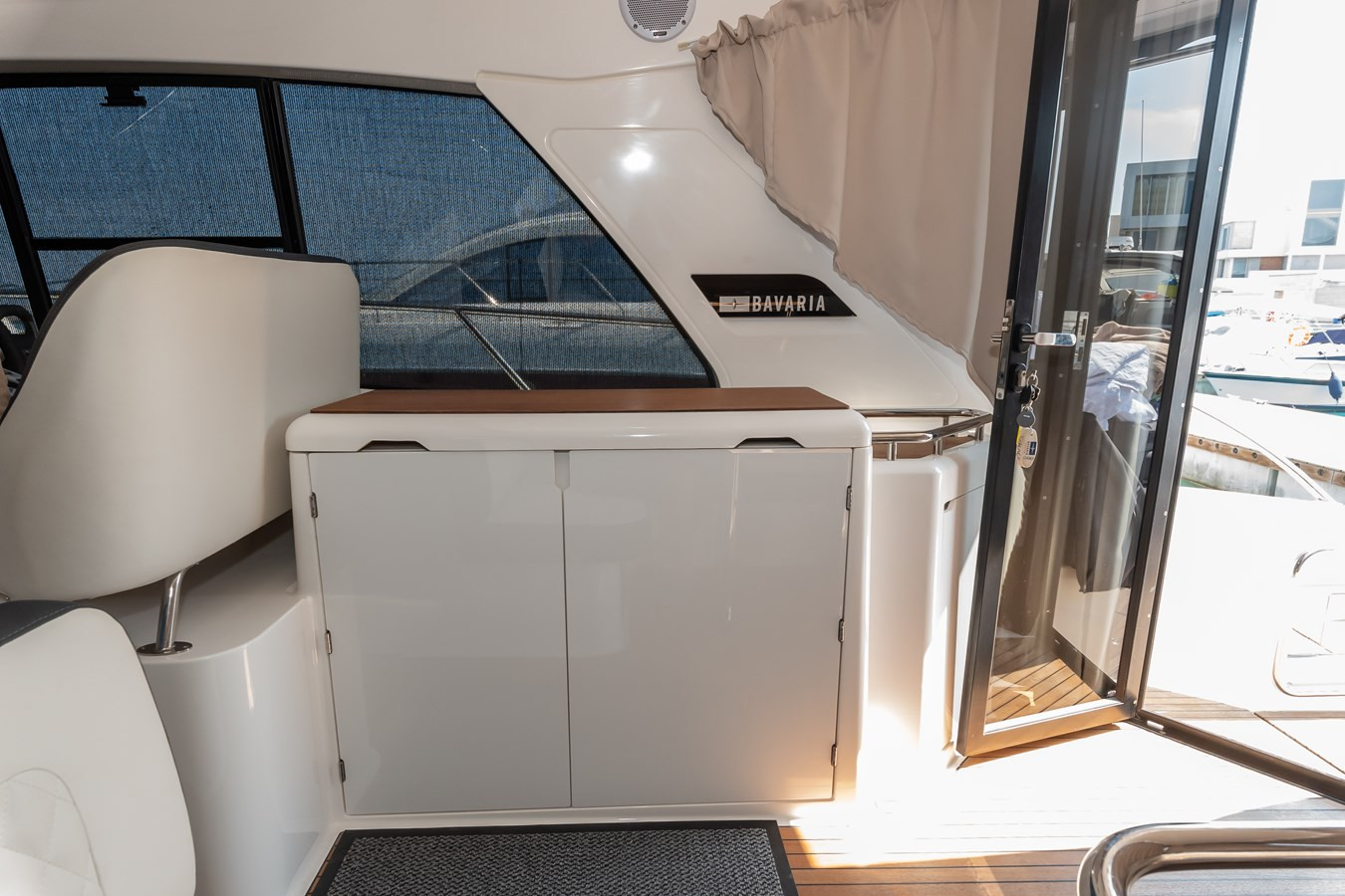 https://arconyachts.ams3.digitaloceanspaces.com/139700/conversions/large_4348929-optimize.jpg