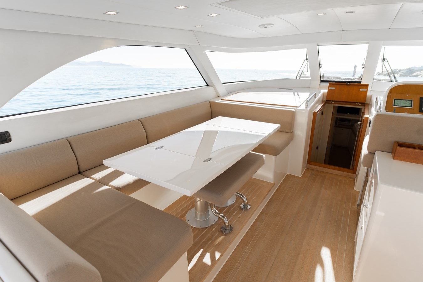 https://arconyachts.ams3.digitaloceanspaces.com/139737/conversions/large_4006390-optimize.jpg