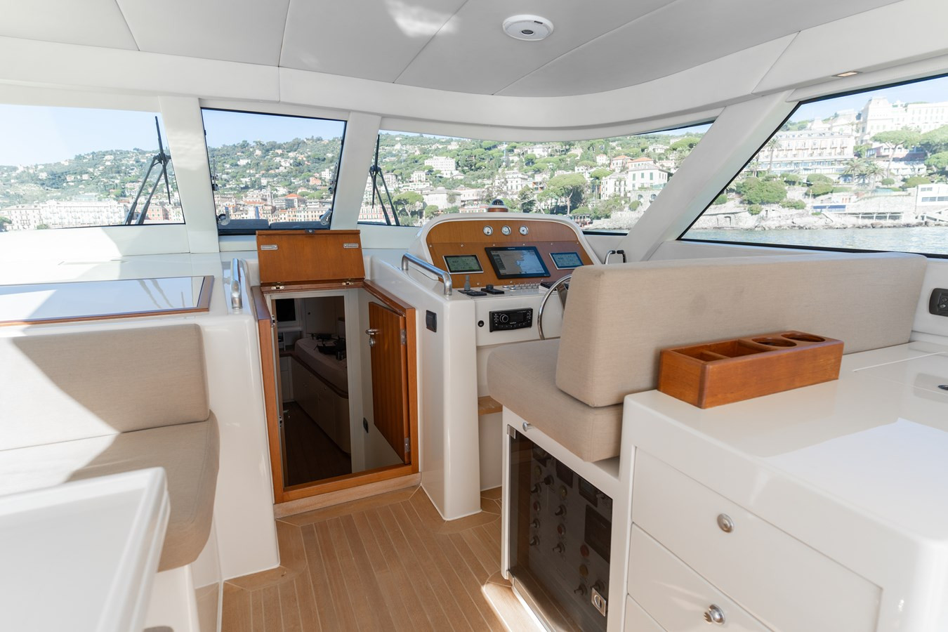 https://arconyachts.ams3.digitaloceanspaces.com/139740/conversions/large_4006394-optimize.jpg