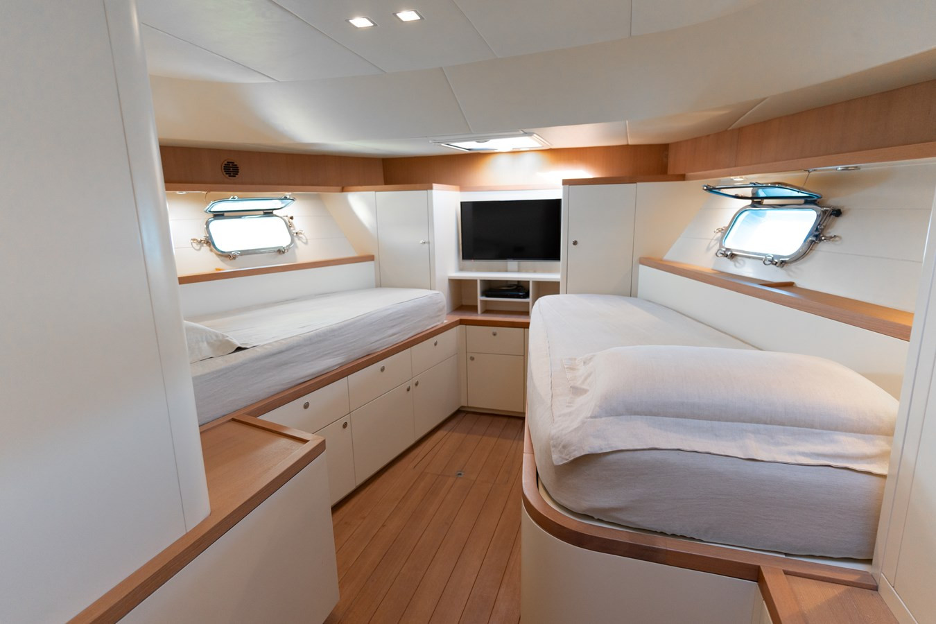 https://arconyachts.ams3.digitaloceanspaces.com/139745/conversions/large_4006381-optimize.jpg