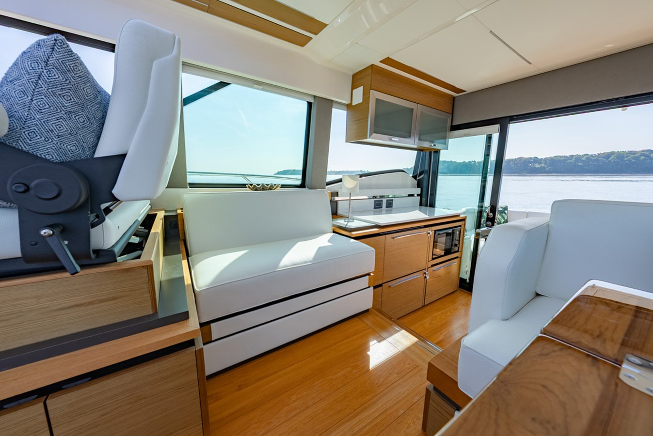 https://arconyachts.ams3.digitaloceanspaces.com/139972/conversions/large_4746139-optimize.jpg