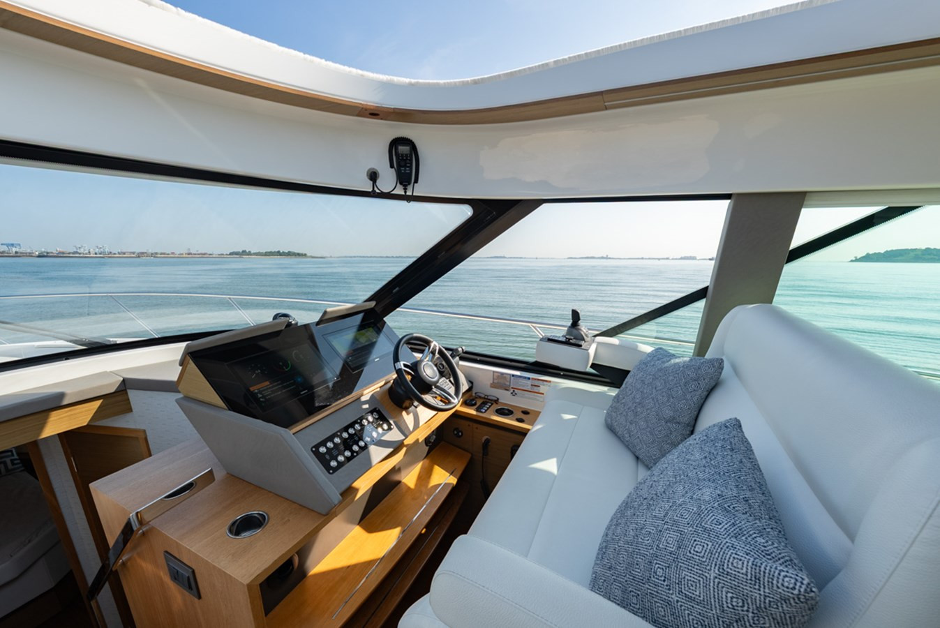 https://arconyachts.ams3.digitaloceanspaces.com/139975/conversions/large_4746141-optimize.jpg