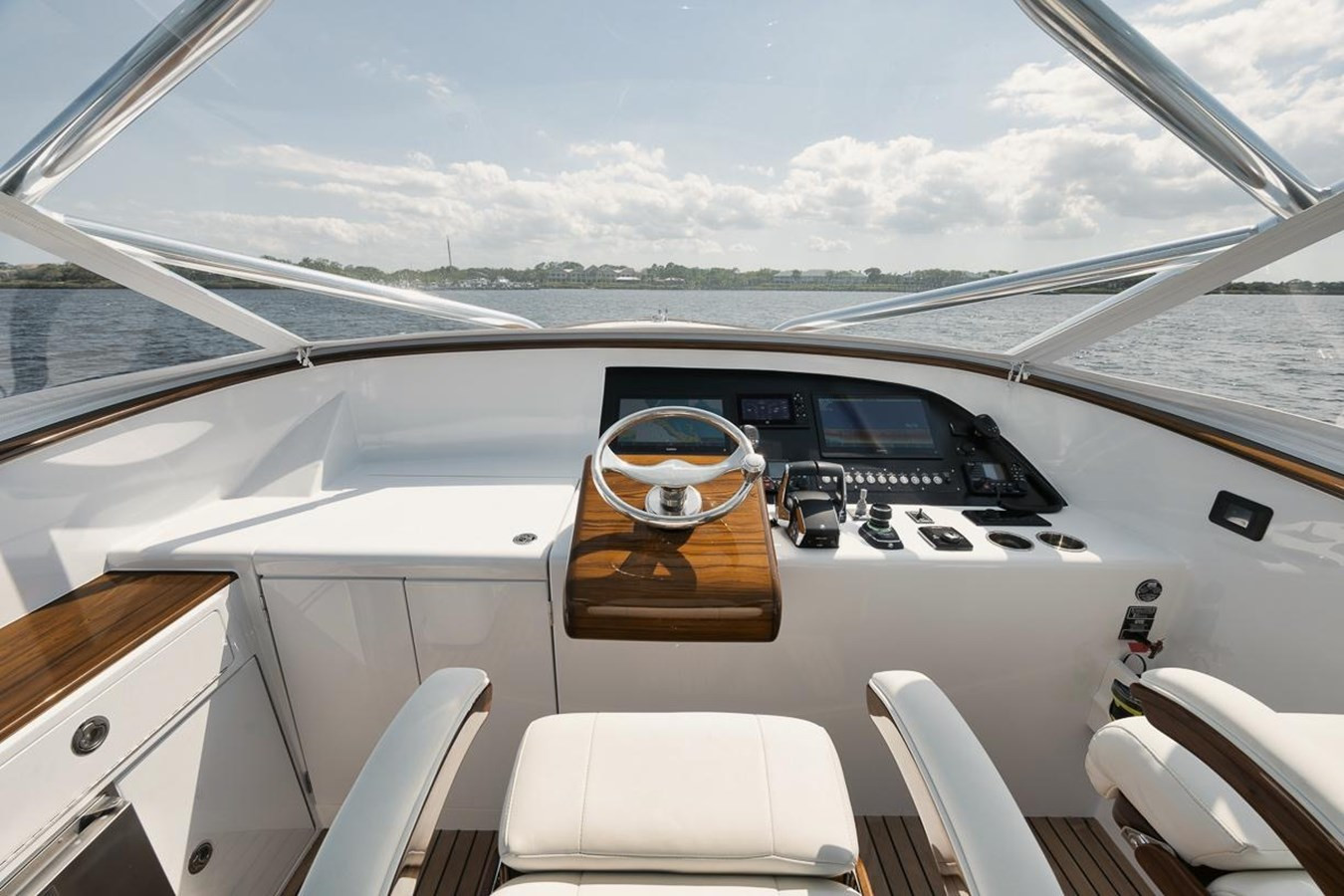 https://arconyachts.ams3.digitaloceanspaces.com/140024/conversions/large_4834539-optimize.jpg