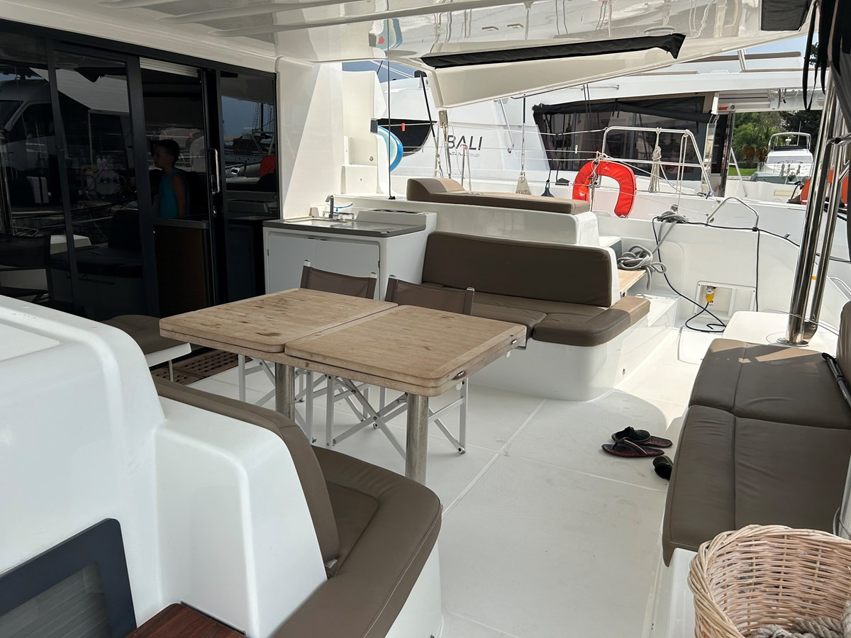 https://arconyachts.ams3.digitaloceanspaces.com/140087/conversions/large_4312254-optimize.jpg
