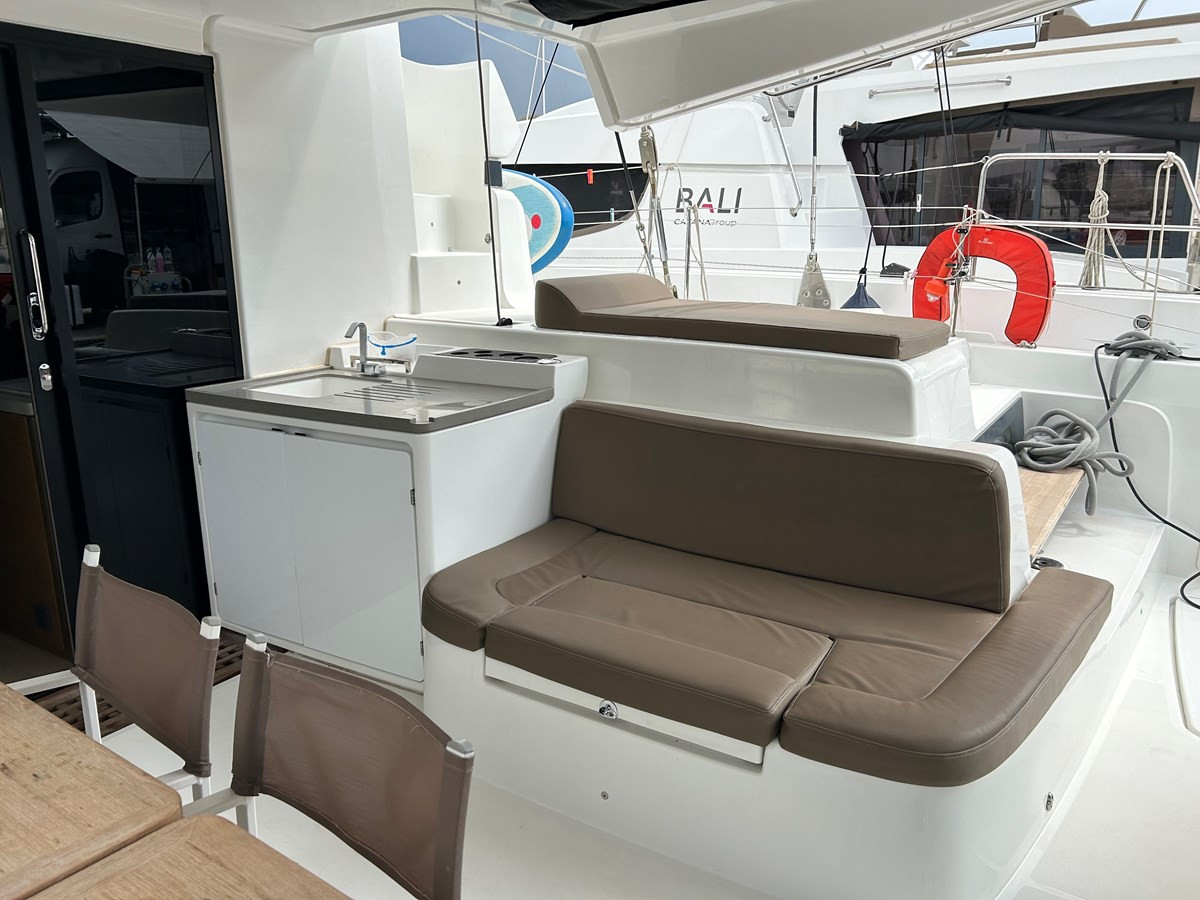 https://arconyachts.ams3.digitaloceanspaces.com/140090/conversions/large_4312255-optimize.jpg