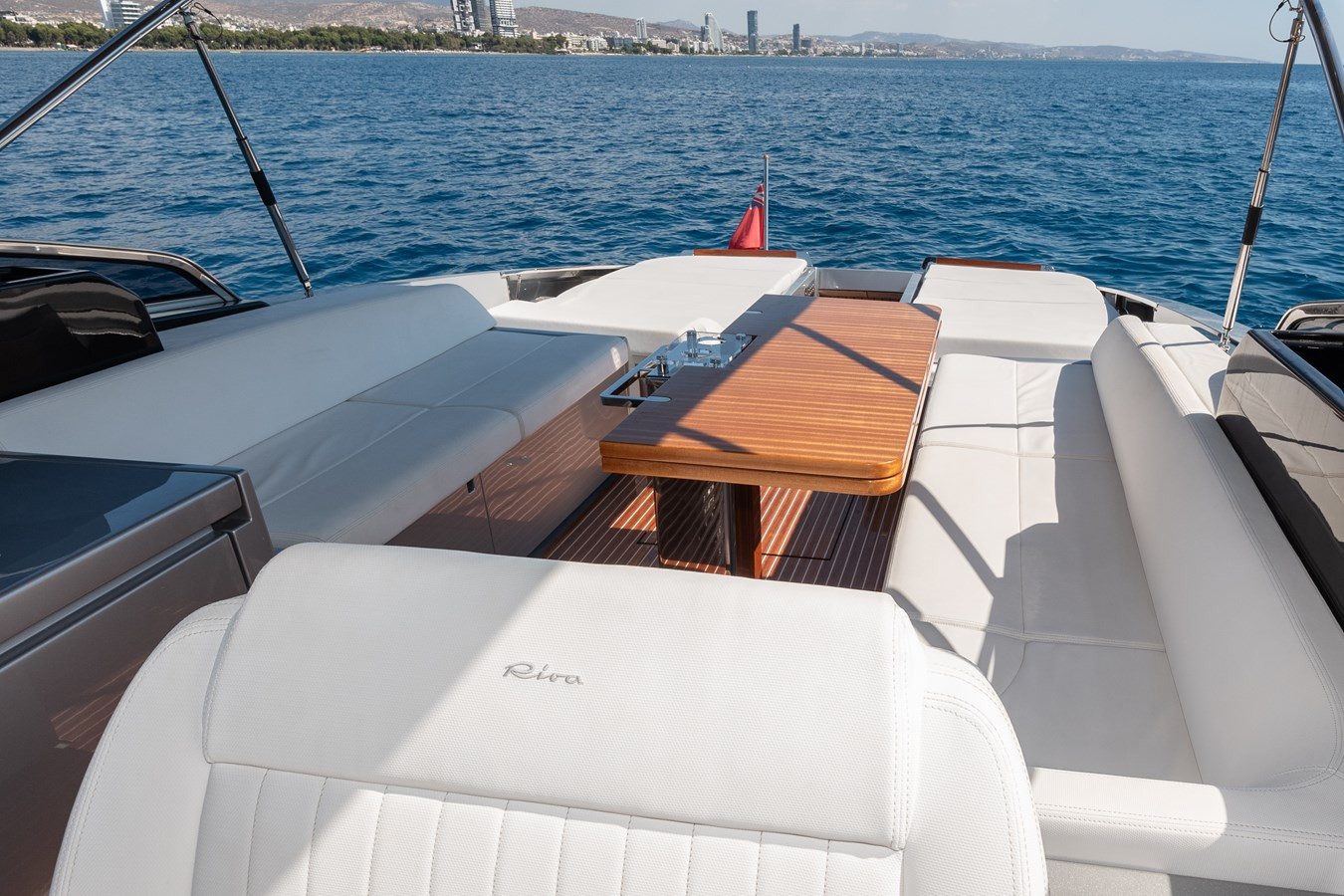https://arconyachts.ams3.digitaloceanspaces.com/140283/conversions/large_4377538-optimize.jpg