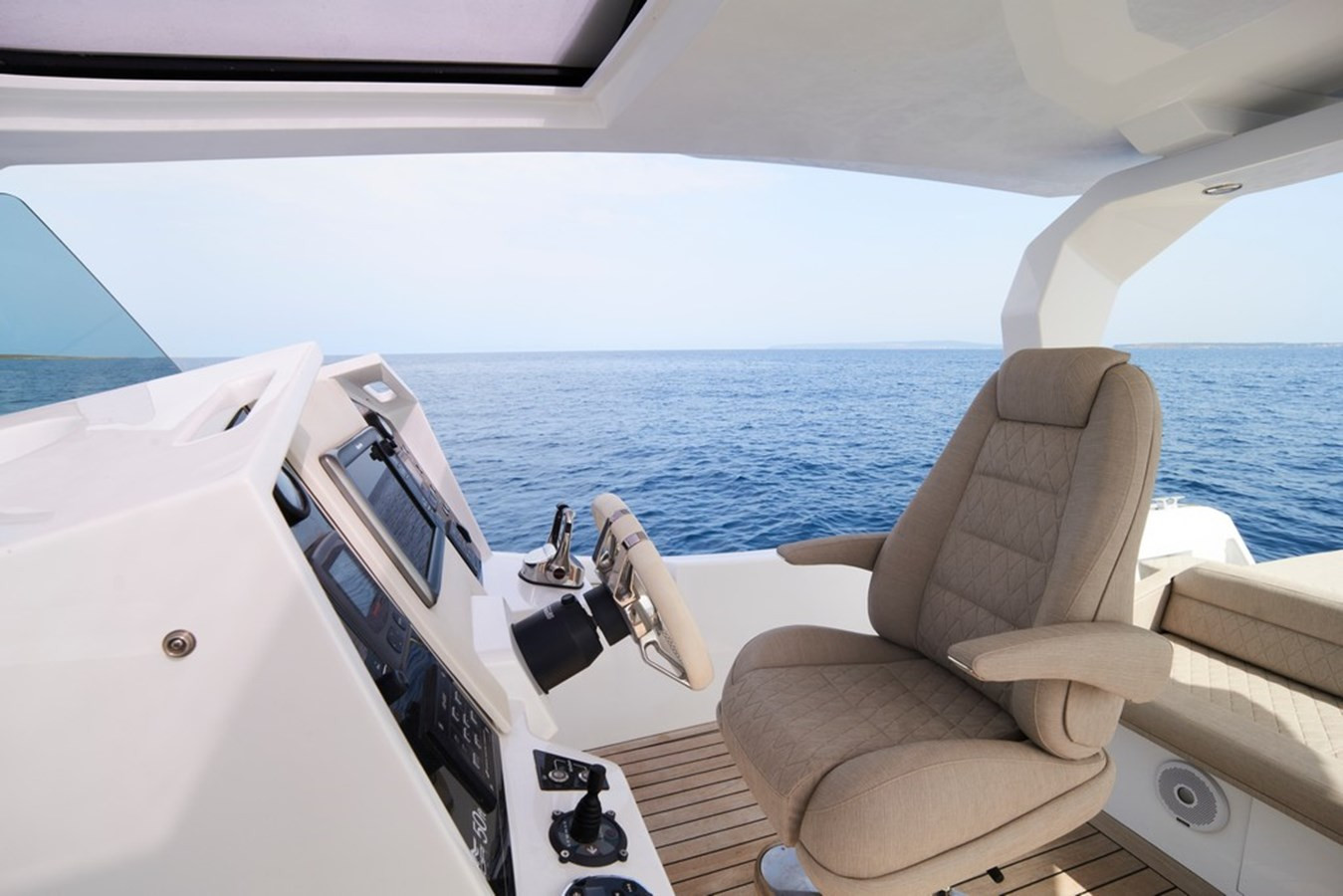 https://arconyachts.ams3.digitaloceanspaces.com/140402/conversions/large_4370502-optimize.jpg