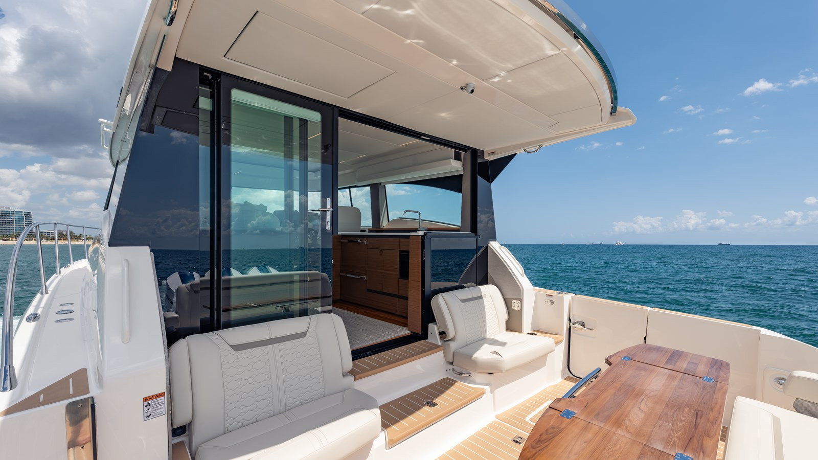 https://arconyachts.ams3.digitaloceanspaces.com/140674/conversions/large_4715853-optimize.jpg