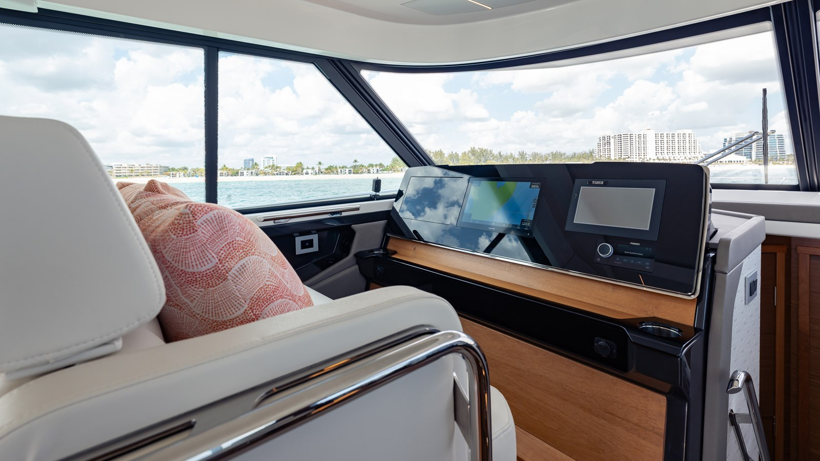 https://arconyachts.ams3.digitaloceanspaces.com/140684/conversions/large_4715418-optimize.jpg