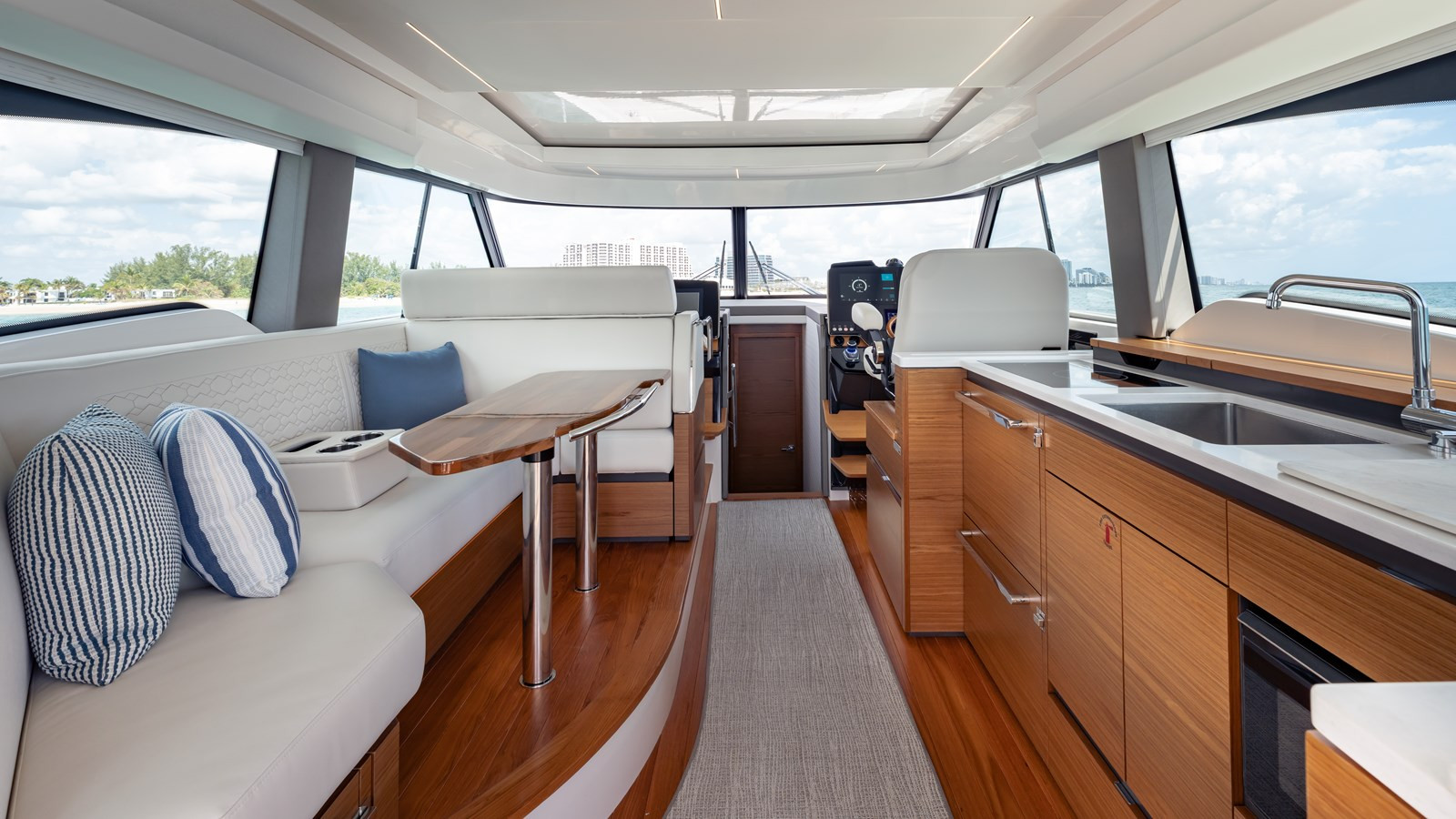 https://arconyachts.ams3.digitaloceanspaces.com/140696/conversions/large_4715756-optimize.jpg