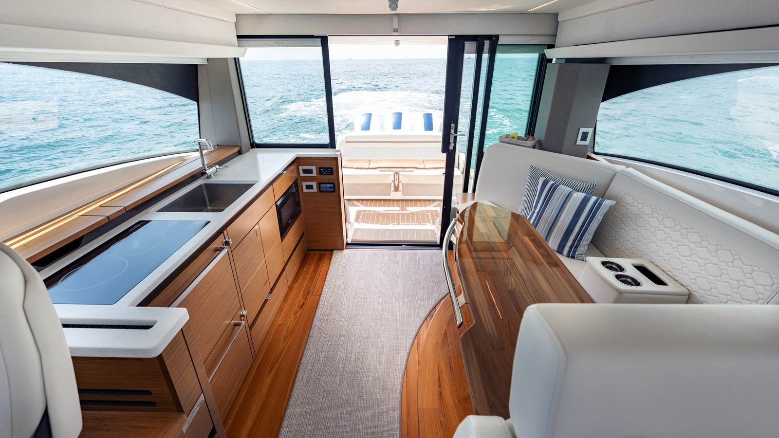 https://arconyachts.ams3.digitaloceanspaces.com/140712/conversions/large_4715761-optimize.jpg