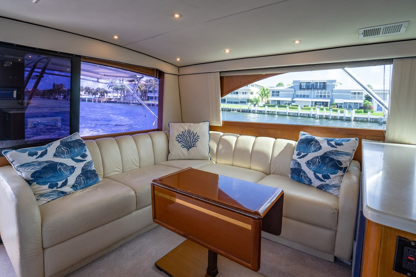 https://arconyachts.ams3.digitaloceanspaces.com/141117/conversions/large_2847360-optimize.jpg